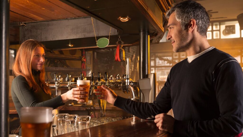 Los beneficios en pareja de tomar una cerveza