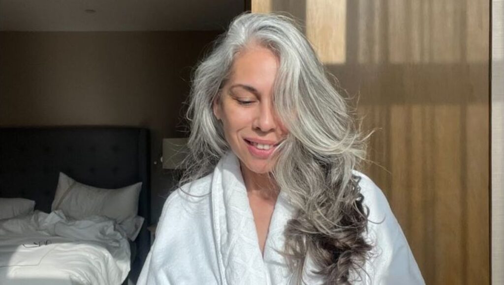 La forma natural para blanquear las canas amarillas