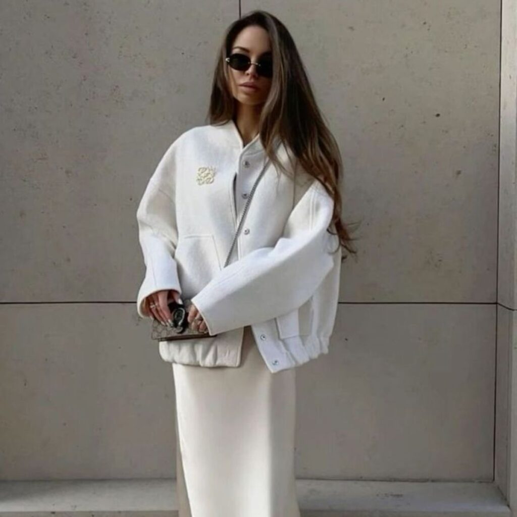 Las recomendaciones para usar falda con tenis y verte elegante