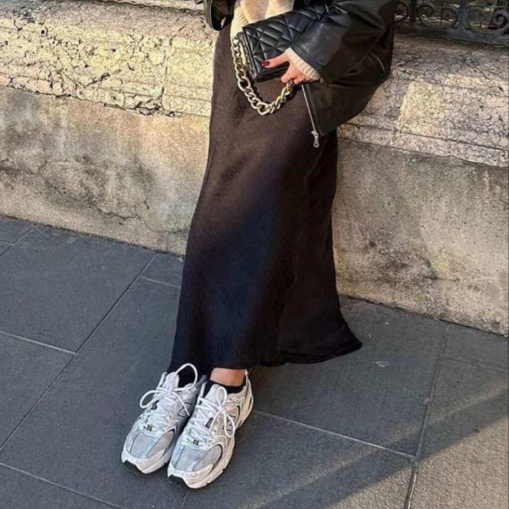 Las recomendaciones para usar falda con tenis y verte elegante