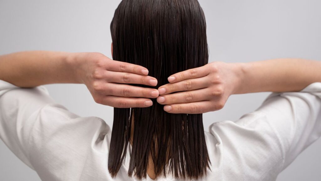 Los riesgos de ir a dormir con el cabello mojado