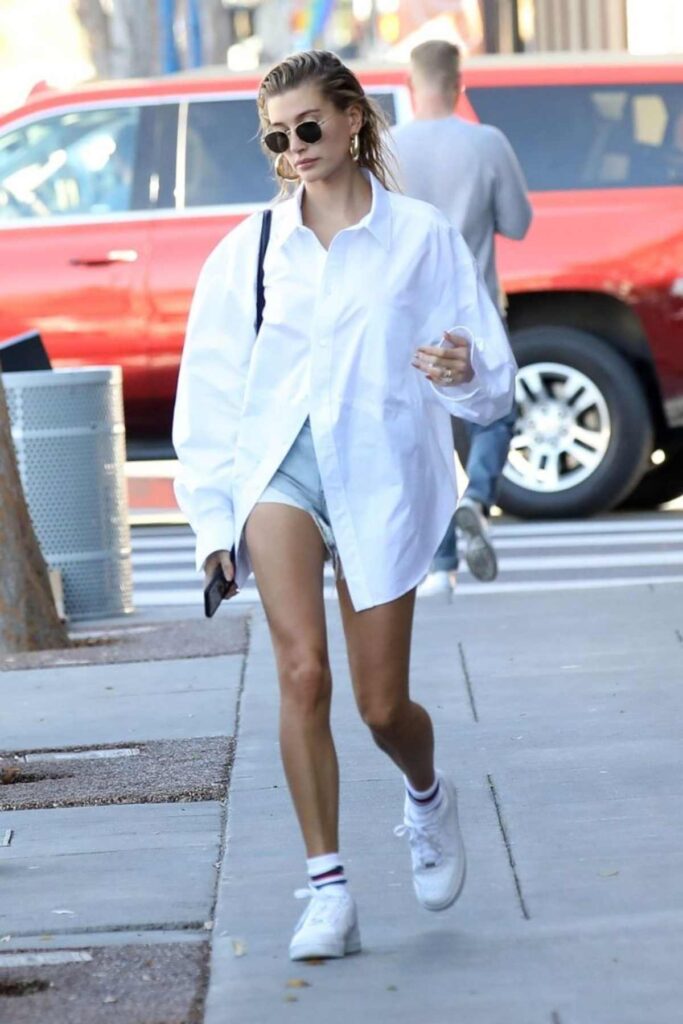 Cómo vestirse como Hailey Bieber