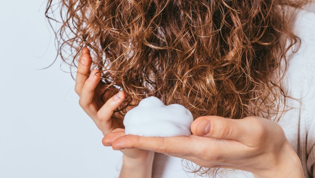 Cómo peinar rizos con canas con mouse