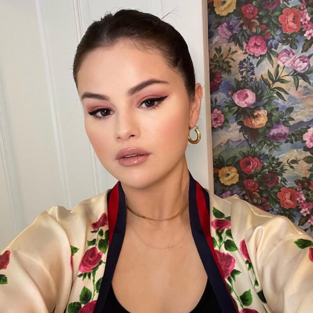 El secreto de Selena Gomez para un delineado para párpado caído