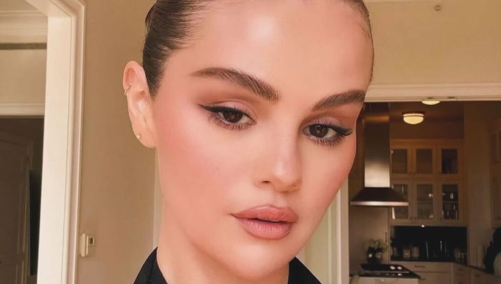 El secreto de Selena Gomez para un delineado para párpado caído