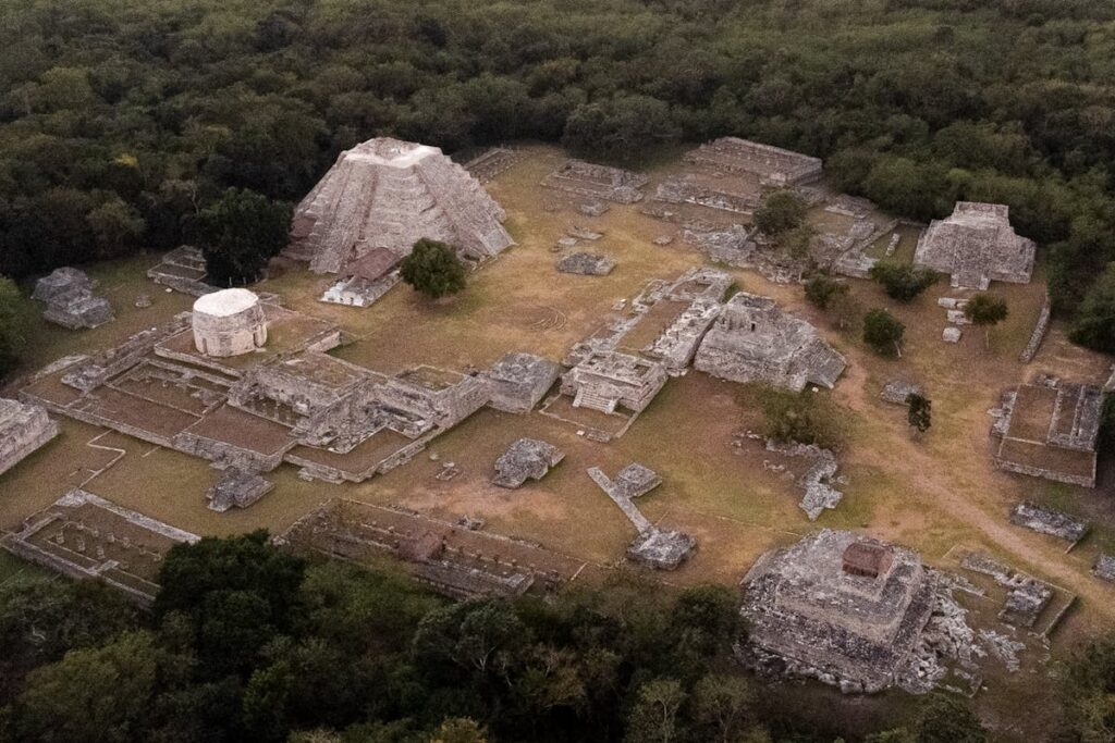 vista aerea de la zona arqueologica tecoh en yucatan 
