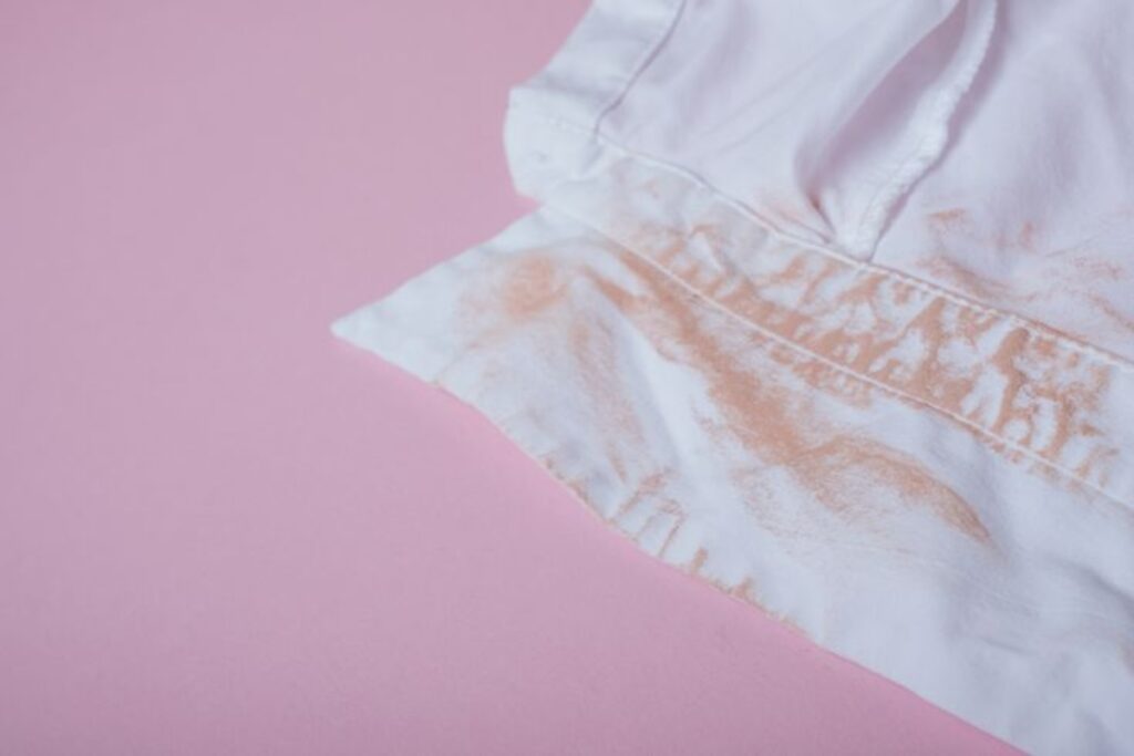 Cómo quitar la mancha de base de maquillaje en la ropa