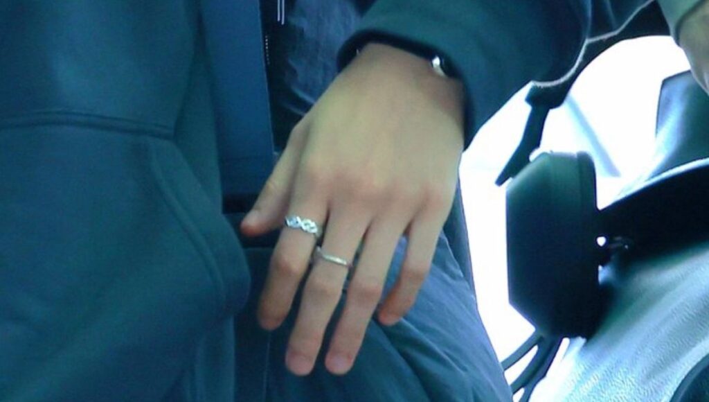 Cómo se ven las manos de hombre con anillos