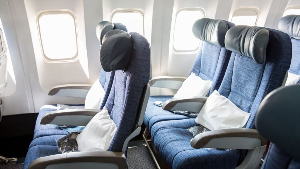Qué letras son ventanilla en un avión