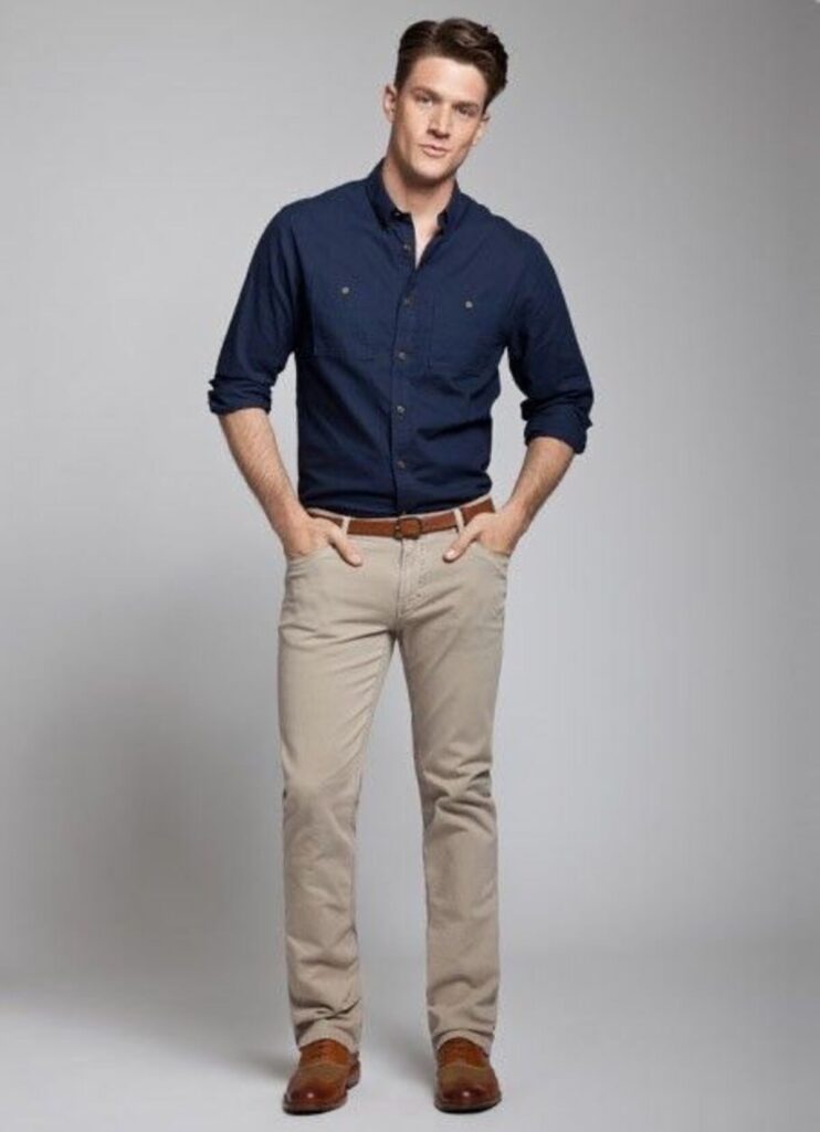 Qué color de camisa combina con pantalón café claro