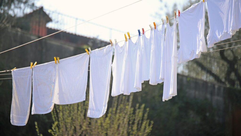 cómo secar la ropa para eliminar olor a humedad