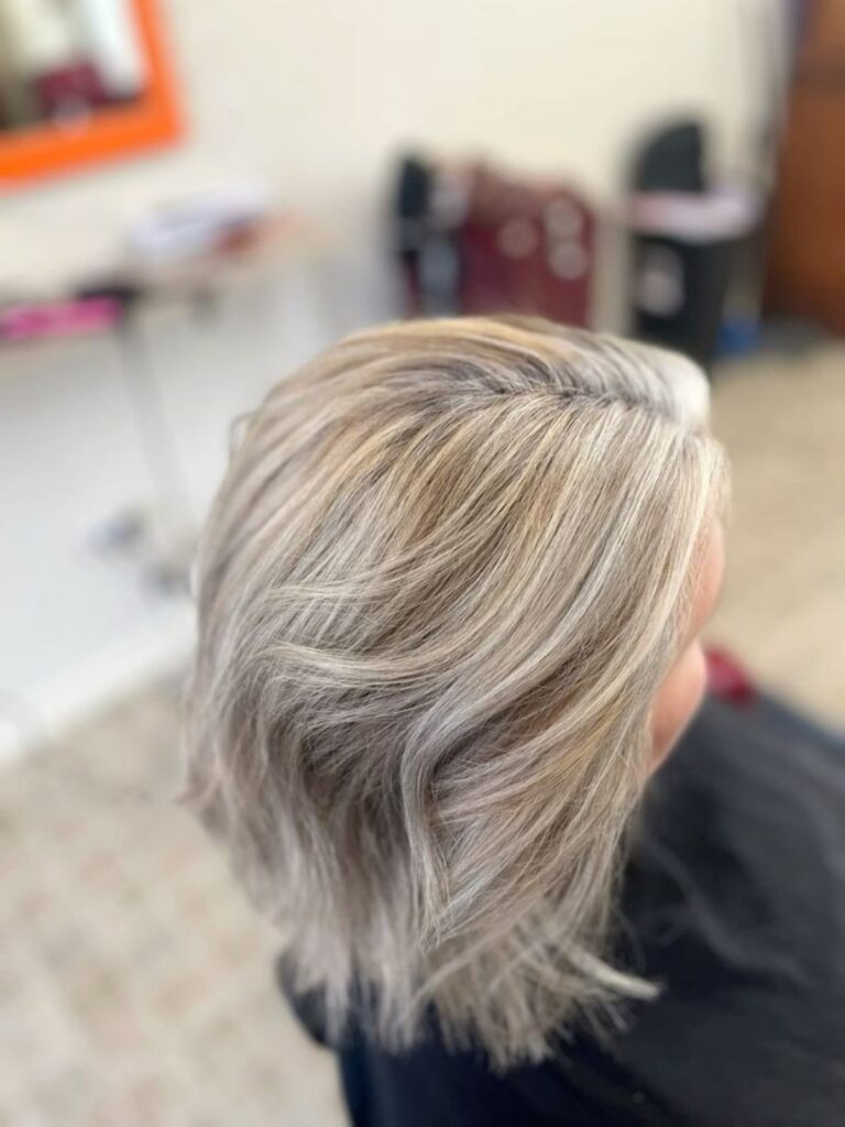 Qué estilo de cabello se recomienda para disimular las canas