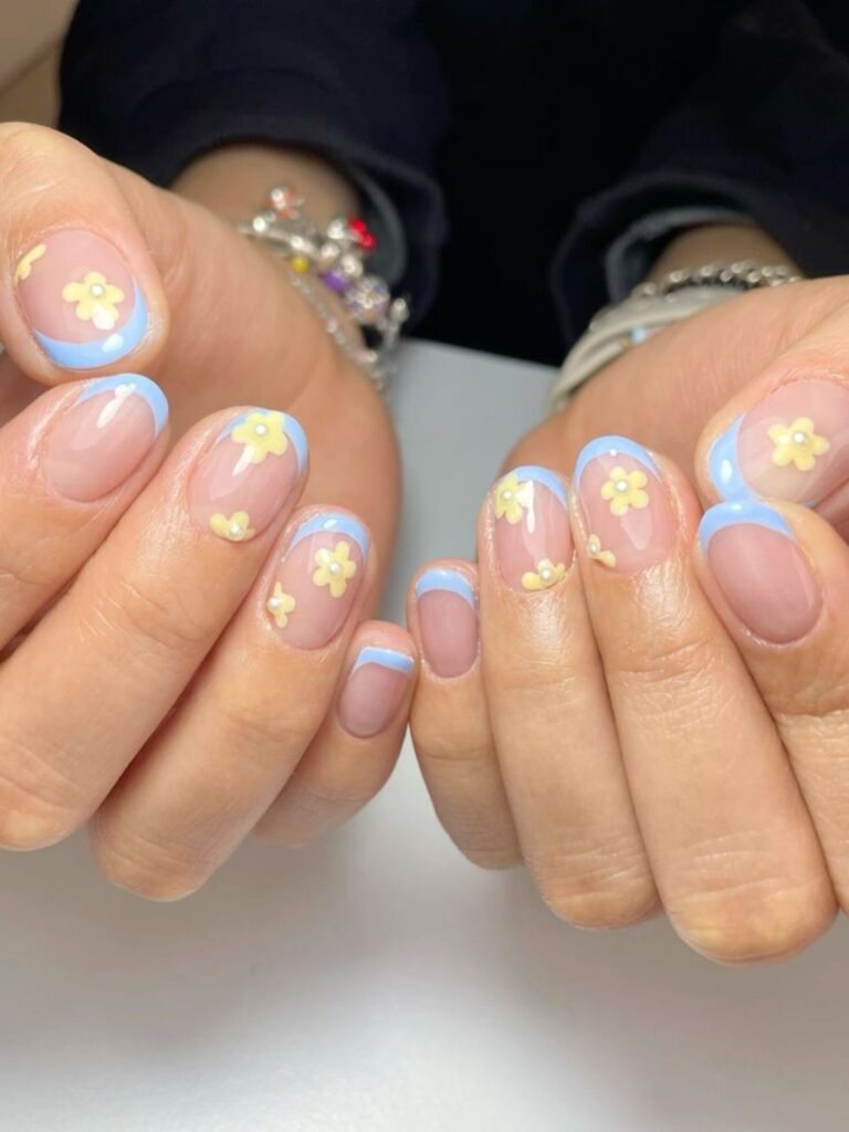 Diseños para uñas con azul y amarillo