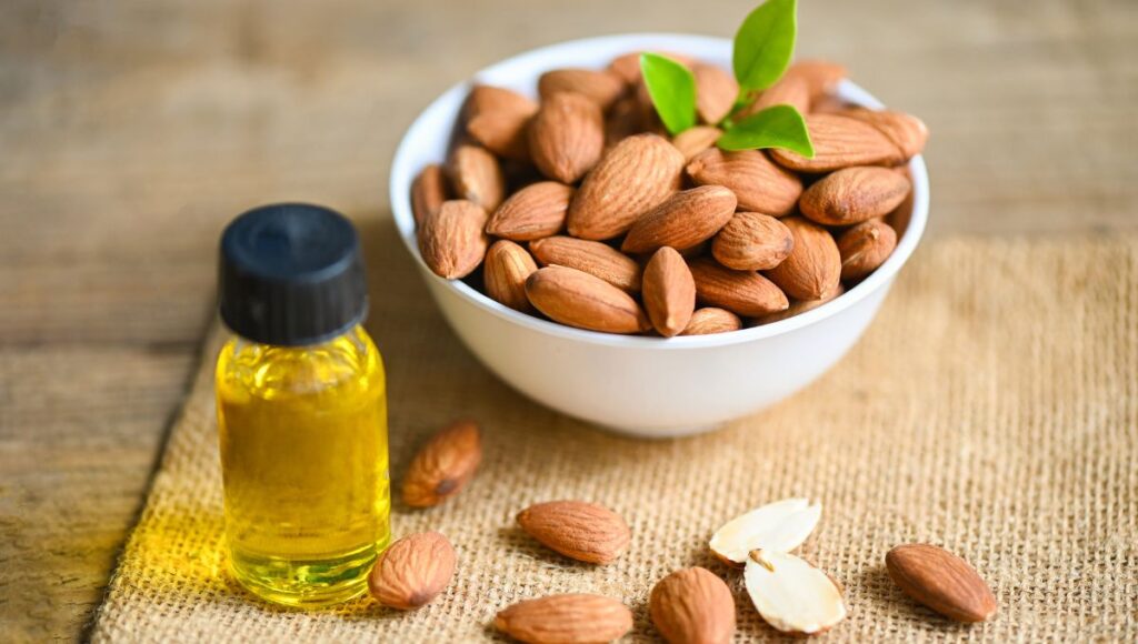 El aceite de almendras ayuda en el crecimiento de las pestañas