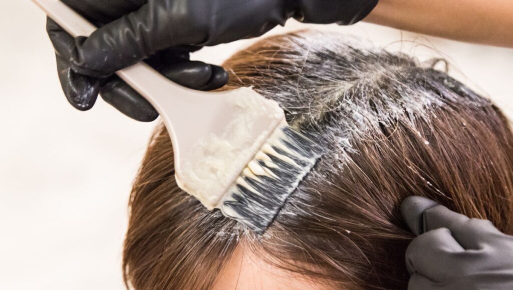 Cómo cubrir las canas con tinte