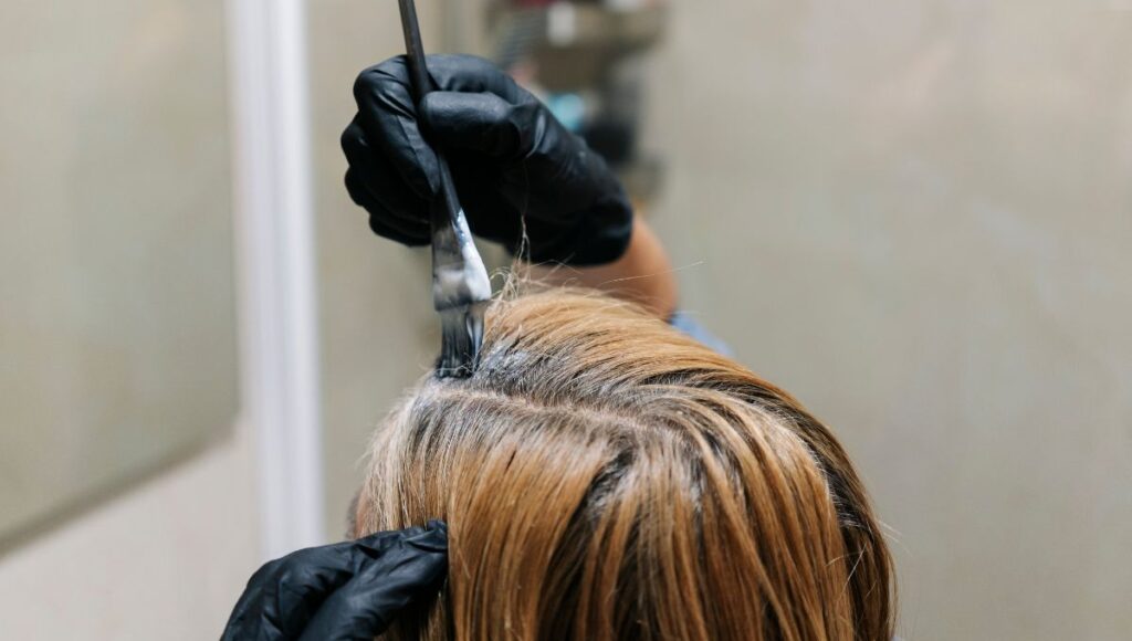 Qué color de tinte debo usar si tengo canas
