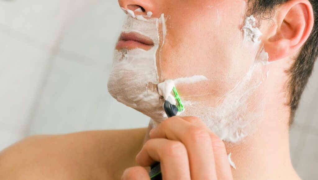 estos tips de cuidado de la piel son perfectos para evitar irritacion despues de rasurarse