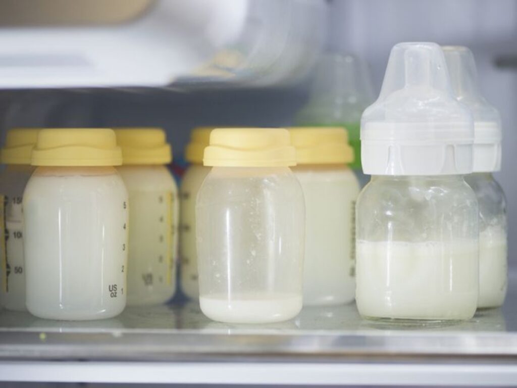 Cuánto tiempo se puede dejar la leche materna en el refrigerador