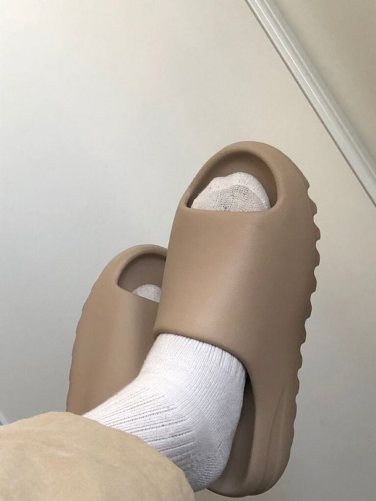 Está bien usar sandalias con pantalones