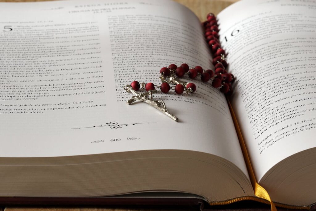 Meditar con ayuda de la biblia te ayudará a fortalecer tu espíritu.