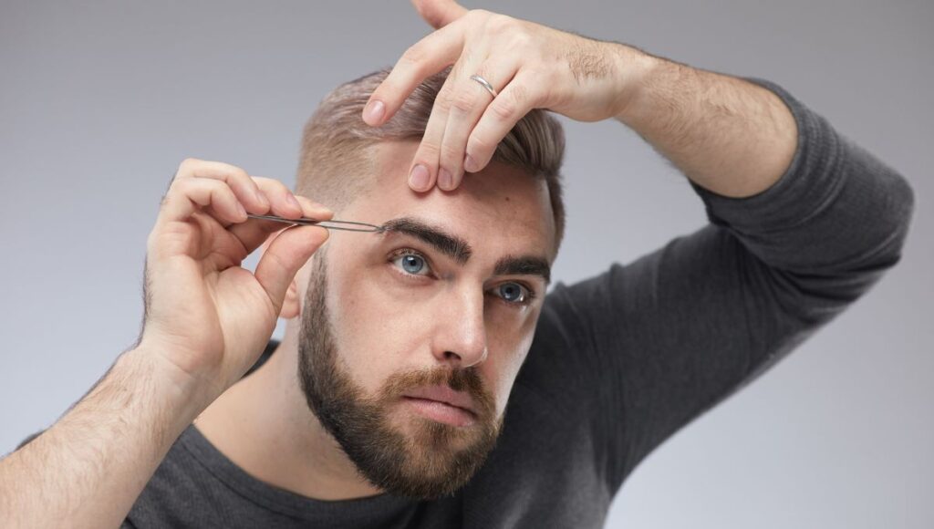 Pasos para recortar las cejas de hombre