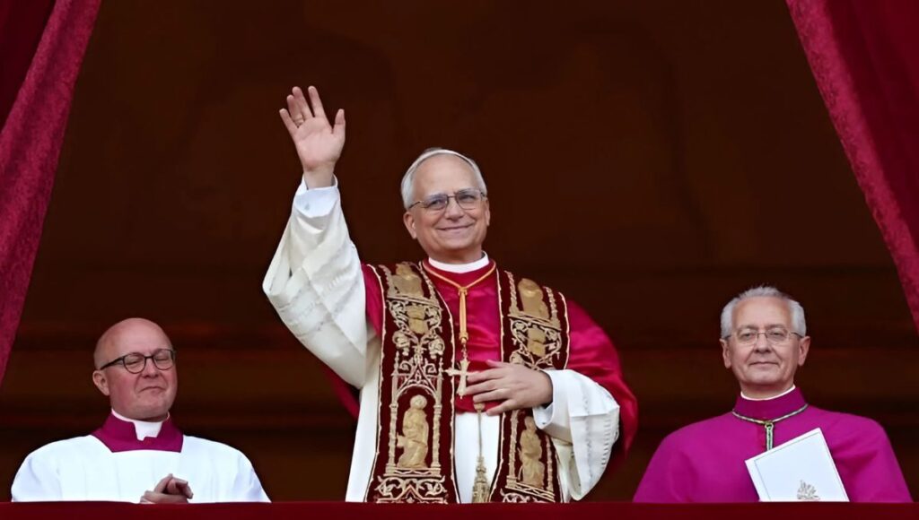 si quieres saber el precio y significado del atuendo del nuevo papa aqui te lo decimos
