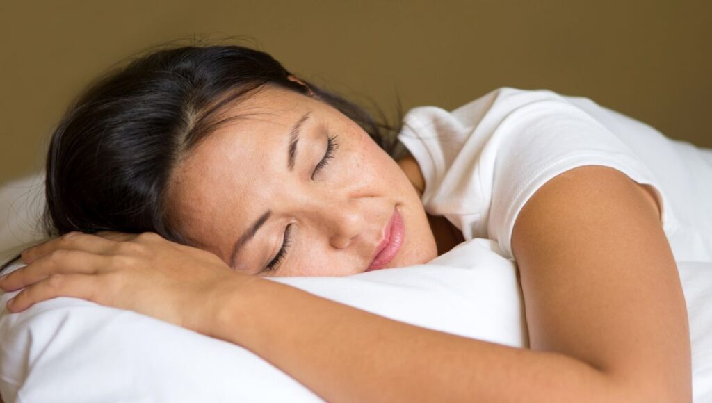 Consejos para dormir bien y evitar la asimetría facial