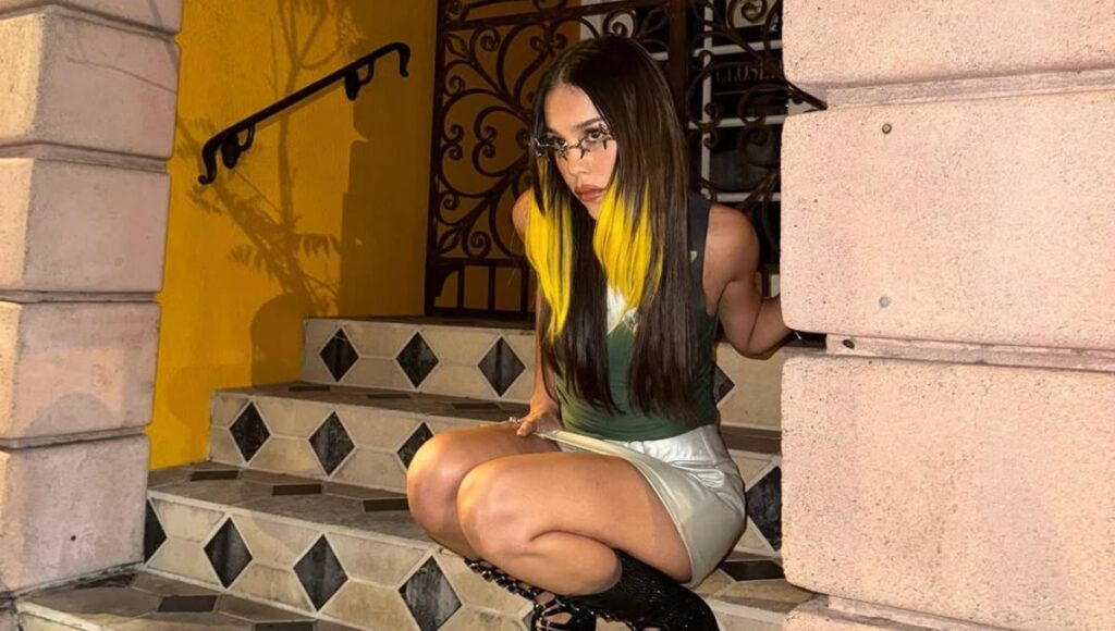 Las mechas neón de Danna Paola ideales para las mujeres de cabello oscuro