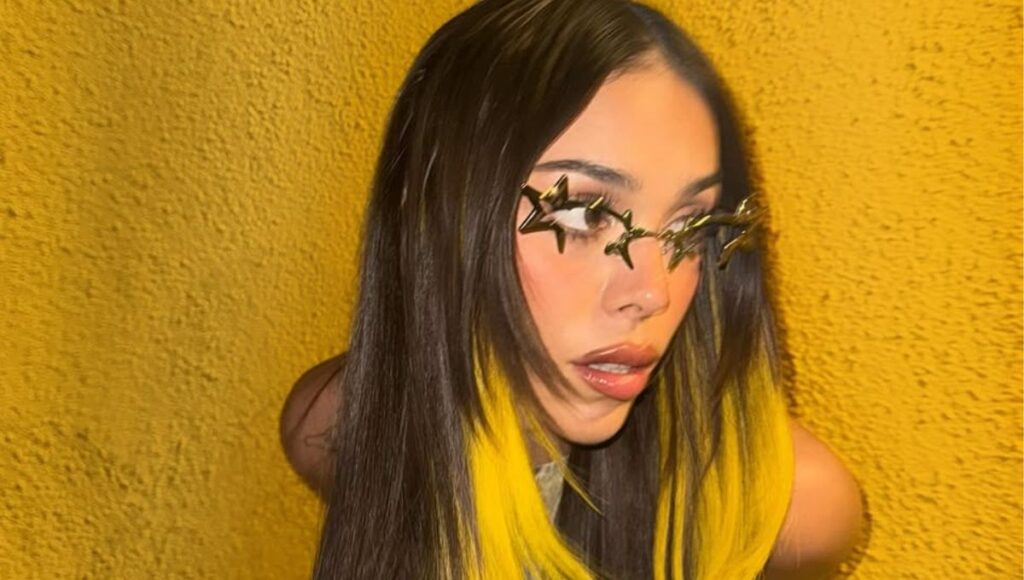 Las mechas neón de Danna Paola ideales para las mujeres de cabello oscuro