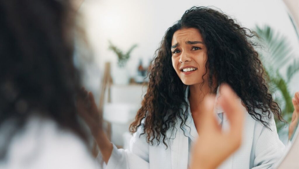 Como evitar el encrespamiento del cabello por la humedad