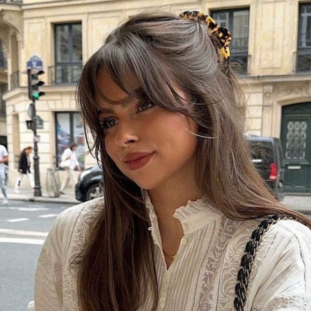El fleco mariposa es ideal para las mujeres con cabello rizado