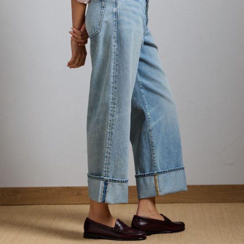 Qué son los jeans cuffed y cómo llevar la tendencia del pantalón con dobladillo