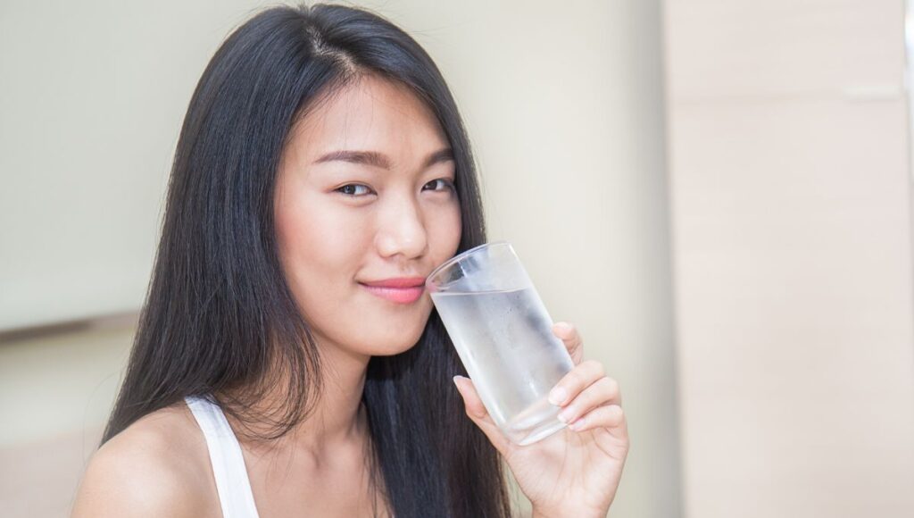 ¿Es cierto que tomar mucha agua adelgaza?