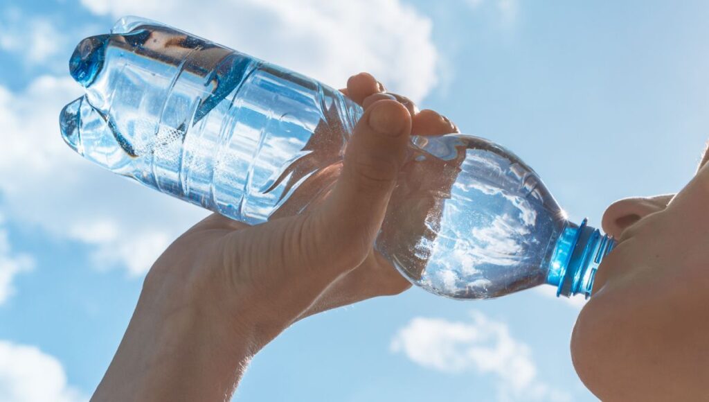¿Es cierto que tomar mucha agua adelgaza?