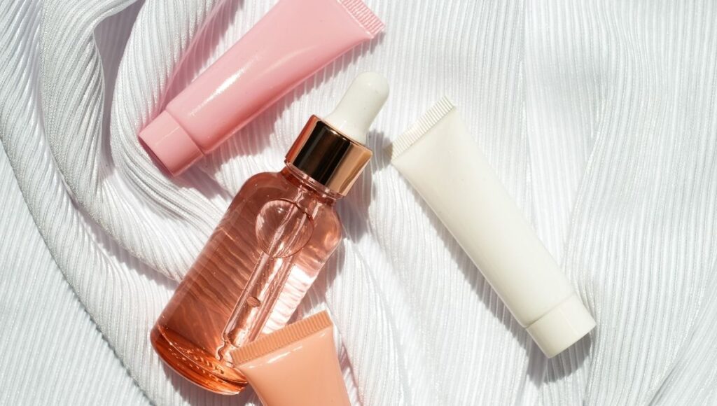 Por qué se guardan los productos de skincare en el refrigerador