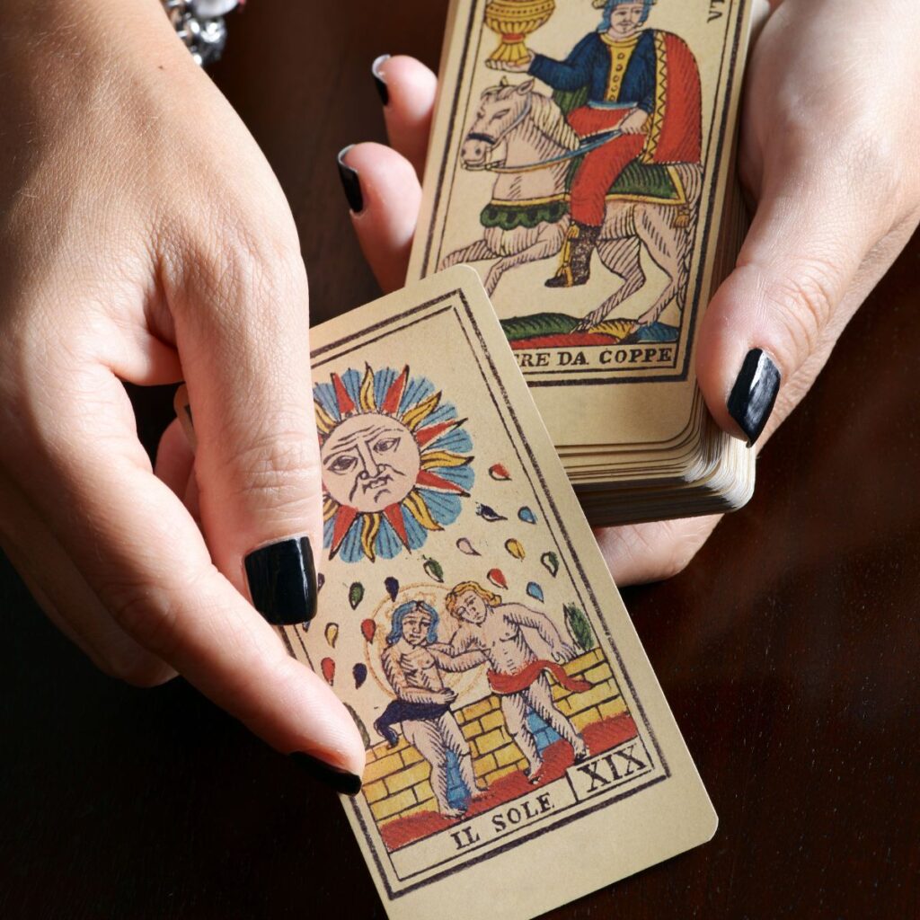 La poderosa carta de Tarot que te puede ayudar a manifestar y conseguir trabajo