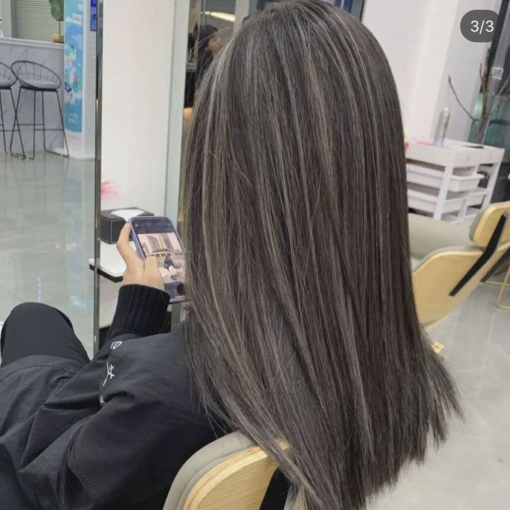 La técnica de coloración para el cabello con canas, el melting