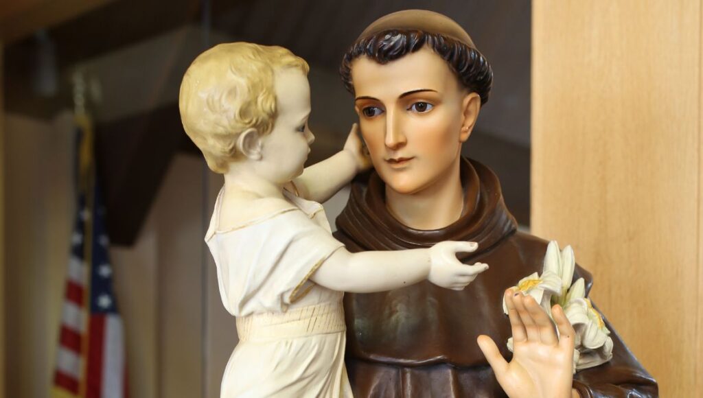 El poderoso ritual de amor a San Antonio para encontrar a una pareja
