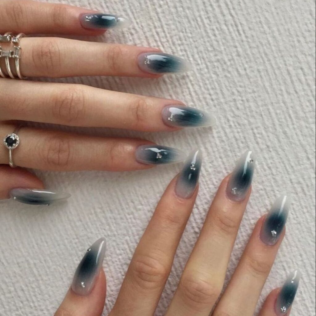 Ideas de uñas denim en color azul para una manicura de verano