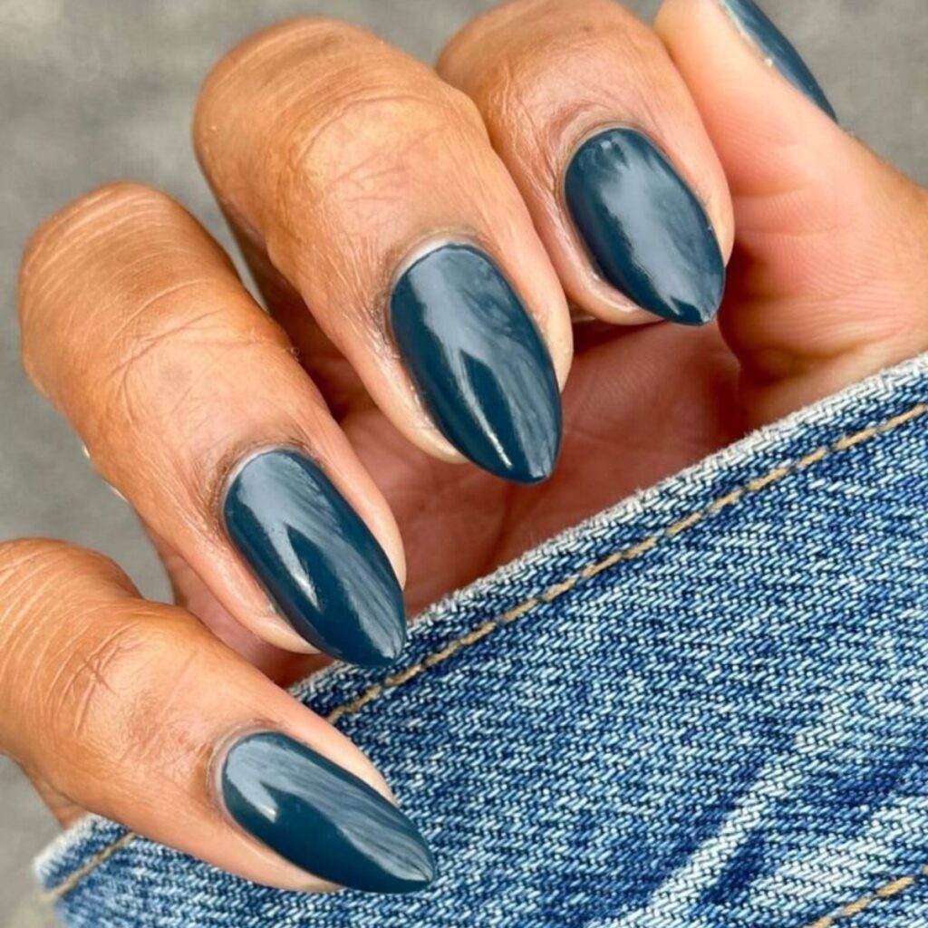 Ideas de uñas denim en color azul para una manicura de verano