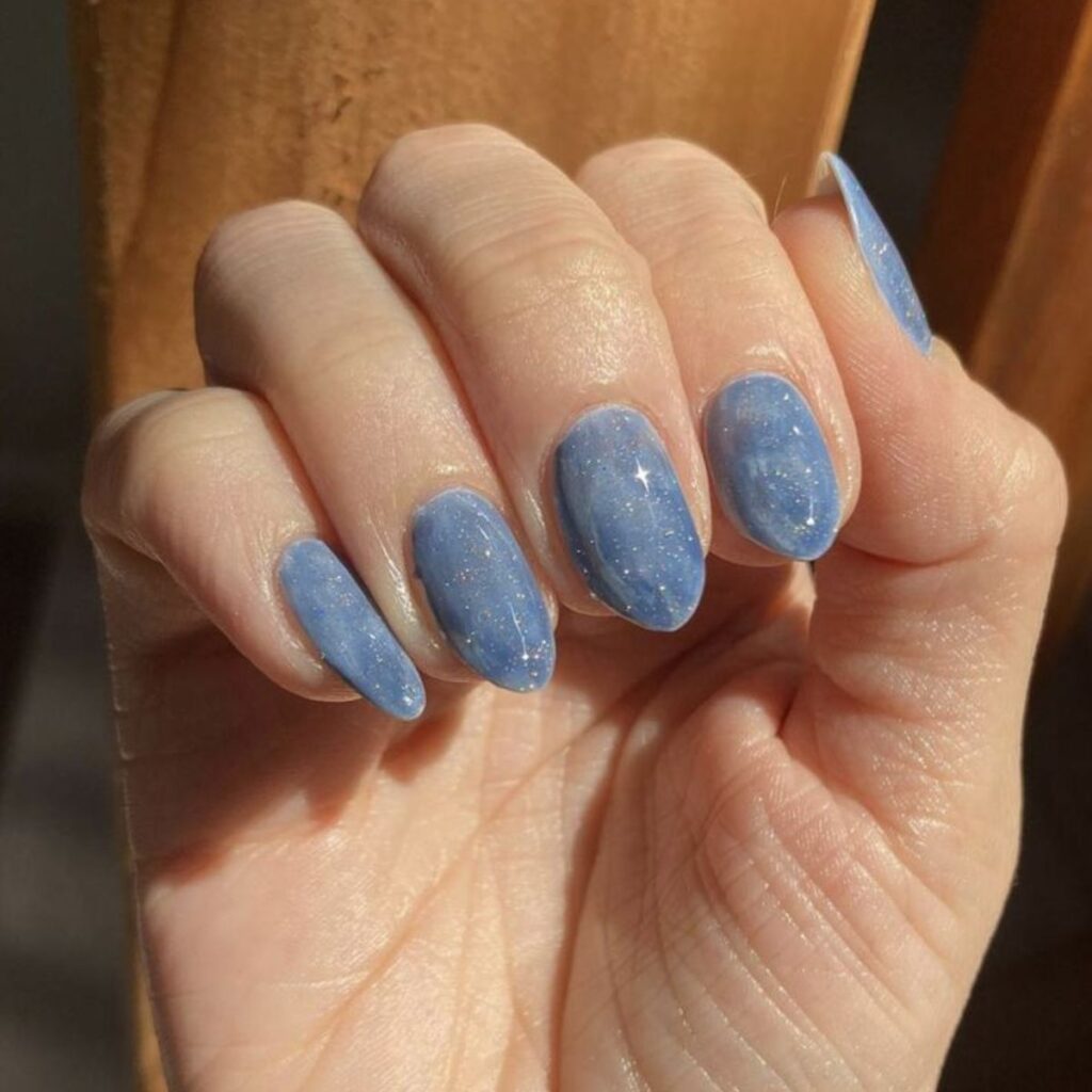 Ideas de uñas denim en color azul para una manicura de verano