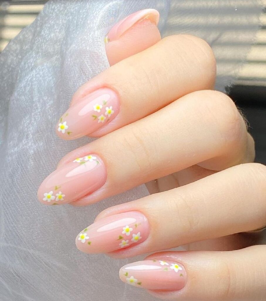 diseño de uñas con flores pequeñas