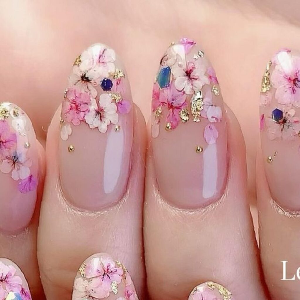 diseño de uñas con flores pequeñas verano