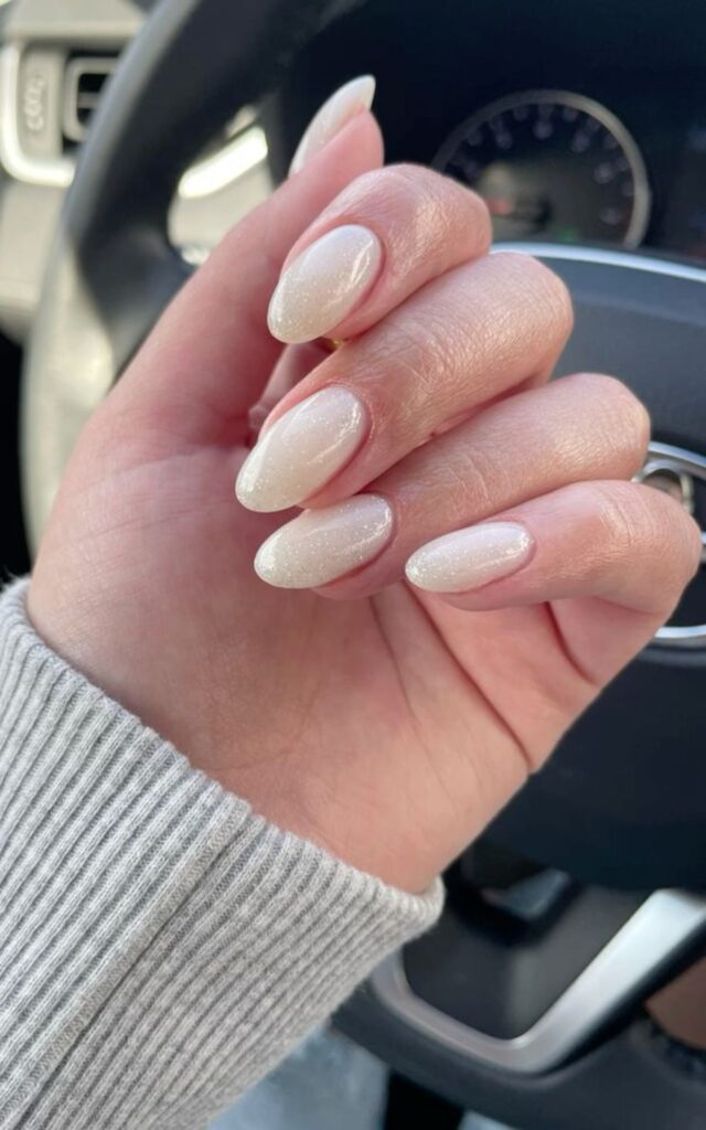 Color de uñas blanco lechoso en tendencia