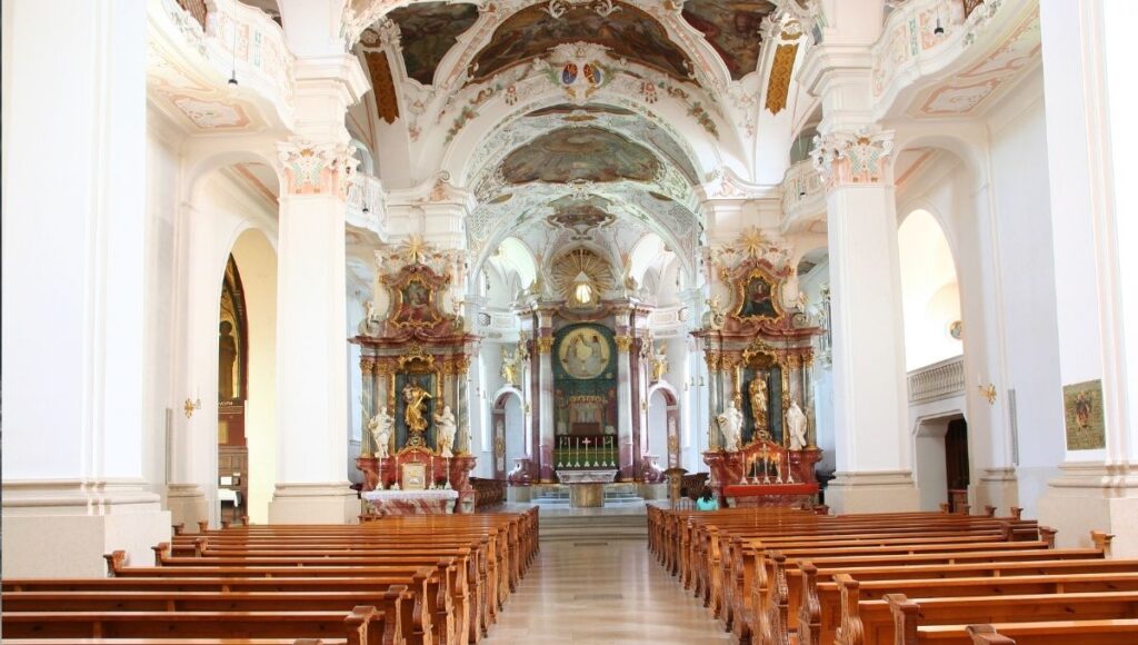 Qué se hace en la iglesia cada día
