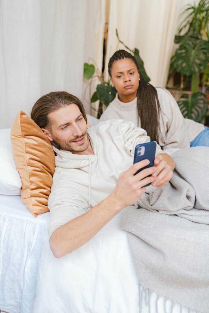 qué hacer si mi novio está todo el tiempo en su celular
