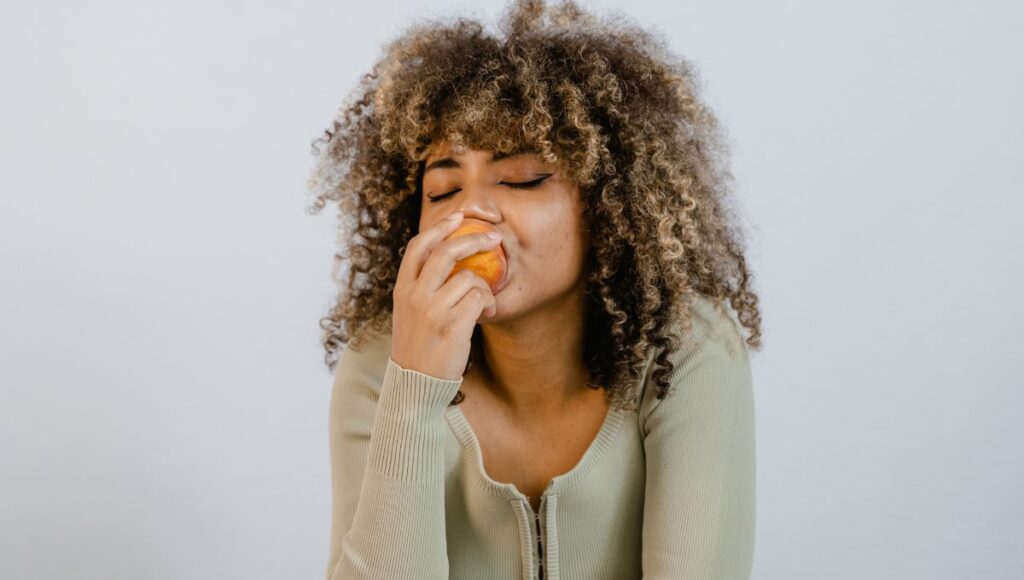 Pros de cenar fruta en la noche