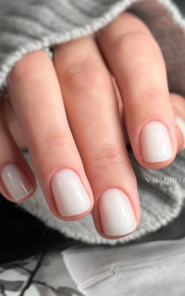 Color de uñas blanco milky para una manicura alegre y elegante