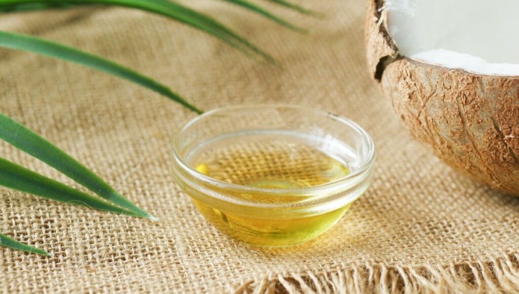 ¿Cómo usar aceite de coco en el cabello teñido?