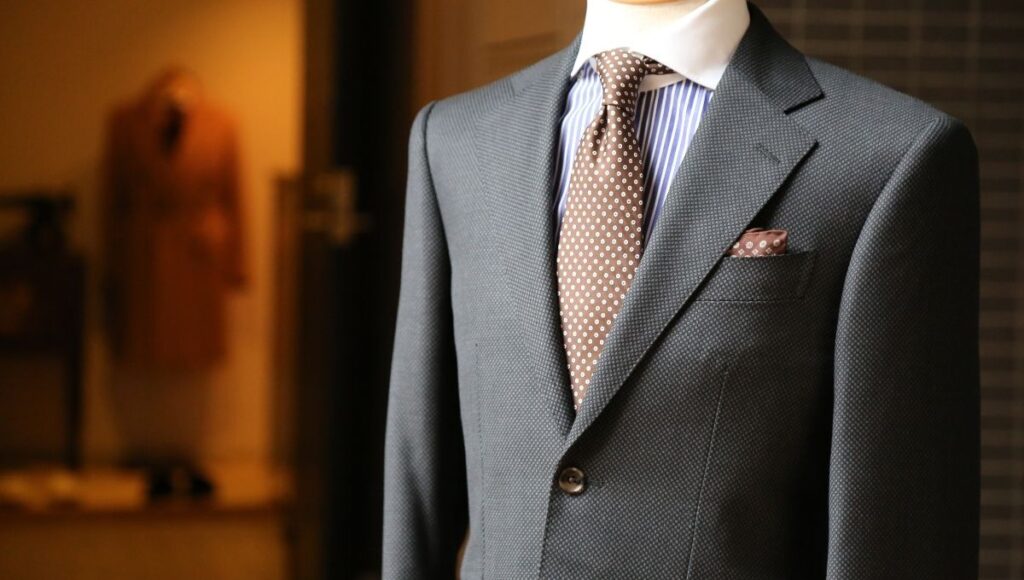 consejos para encontrar la talla correcta de un traje